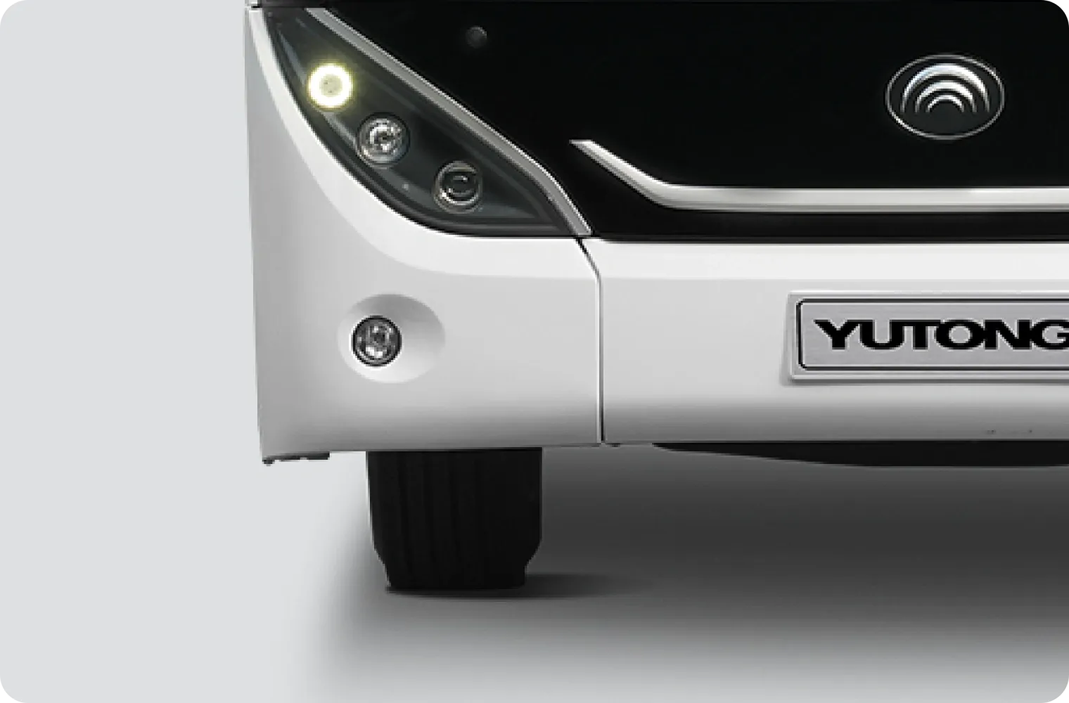 Split front windshield, small round lamps on front/rear wall